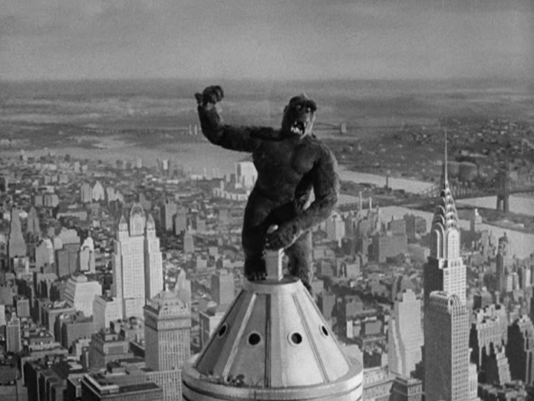 Kong ready to fight the planes from a miniature of the mooring mast, with a painted Manhattan behind him.