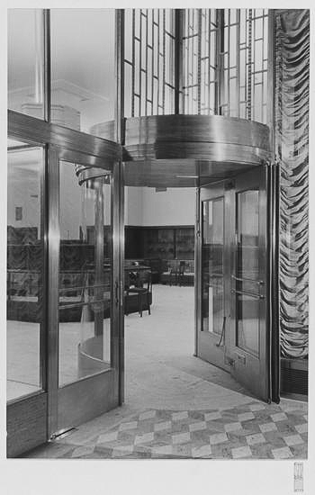 5th Avenue vestibule of Bonwit Teller.